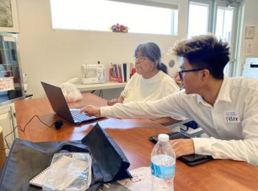 Digital Navigator Tyler Smith working with a Gila River member in a one-on-one computer skills session.